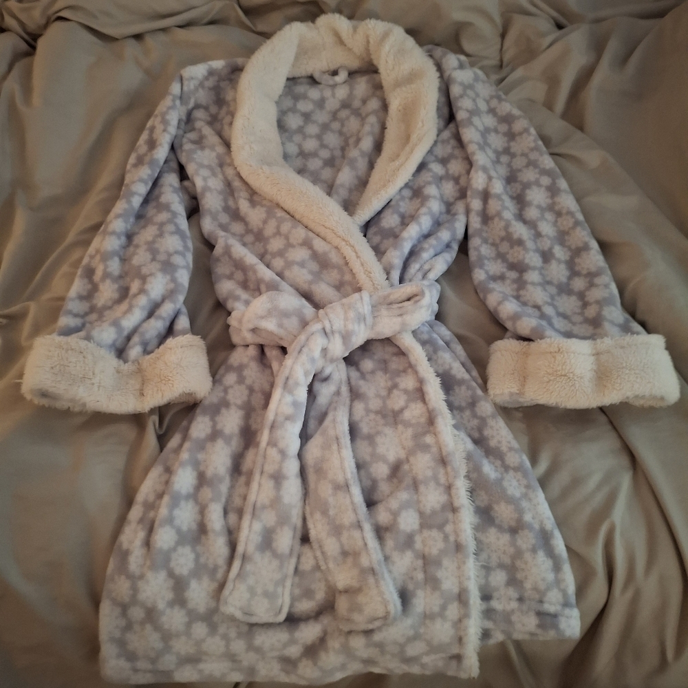Pajama Drama Gray And White Super Soft Fleece Women's Snowflake Pattern Robe - Picture 5 of 6